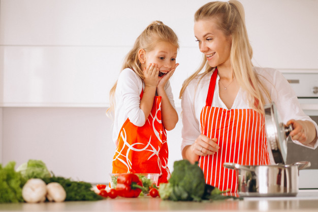 aktivitas bersama anak memasak di rumah